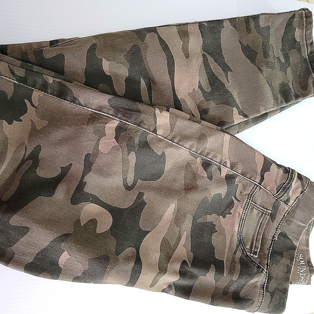 Sound and Style Camo stretch pants. Size small. Color Olive Drab